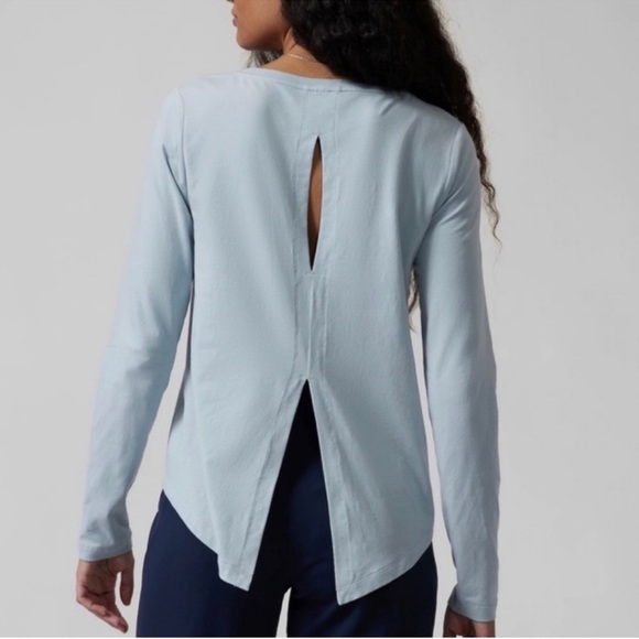 Athleta Tops - Athleta Blue Long Sleeve Keyhole Back Top Women’s Small Workout Casual